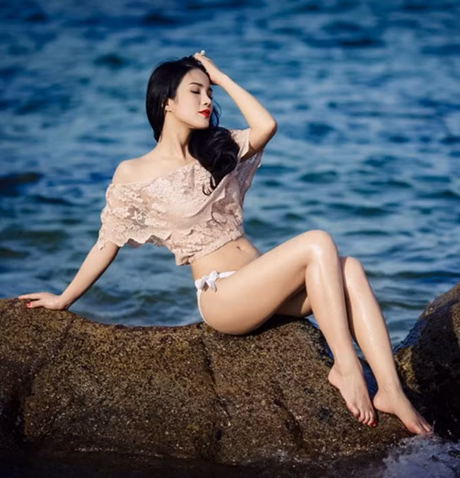 Nữ ca sĩ Diệp Lâm Anh cũng là một trong những người đẹp có vòng hai đáng ngưỡng mộ.