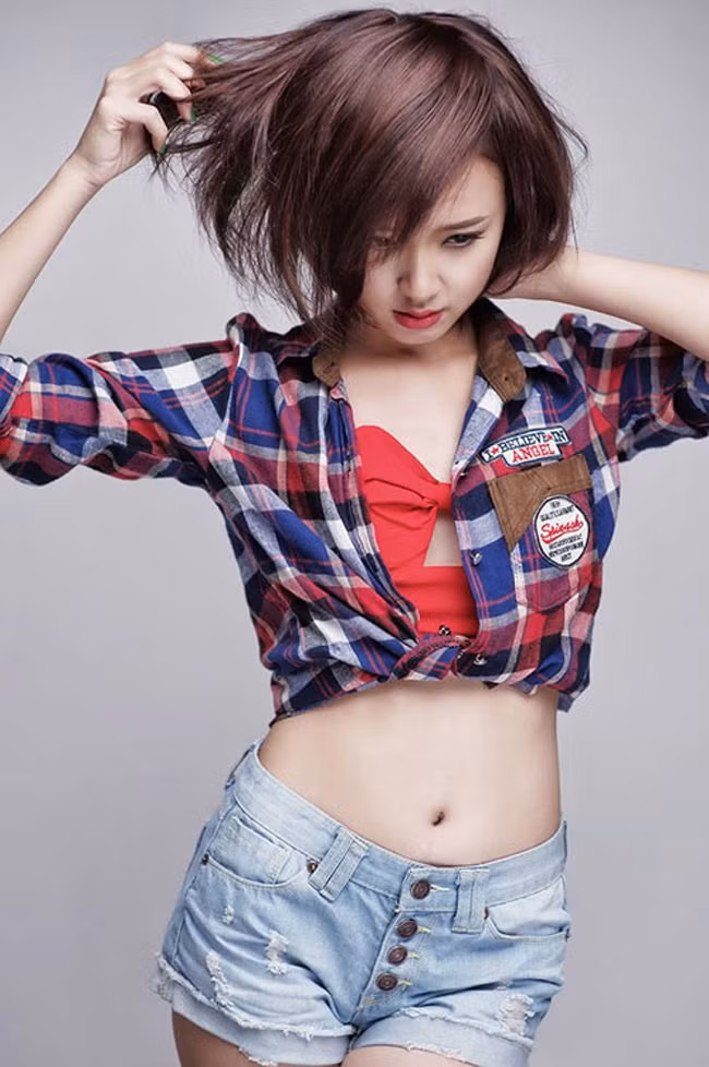 Trước đó Midu cũng rất tự tin khoe vòng eo con kiến.