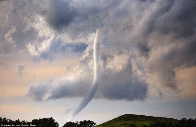 Marko là một công dân từ Slovenia đồng thời là một nhà khí tượng. Với kiến thức của mình, anh có thể dự đoán chính xác nơi xuất hiện và hình thành các cơn siêu bão. Marko nói có lúc anh cách cơn bão chỉ 500m, nơi gió rít ầm trời và bụi bay mù mịt.