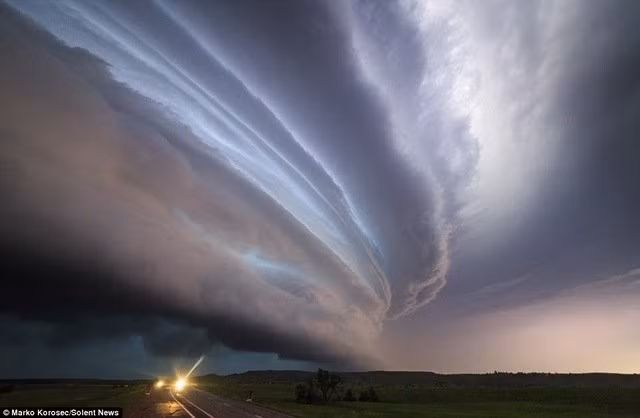 Những cơn bão và vòi rồng được nhiếp ảnh gia nghiệp dư Marko Korosec, 34 tuổi ghi lại ở “Thung lũng bão tố” nổi tiếng ở vùng Trung Tây nước Mỹ.