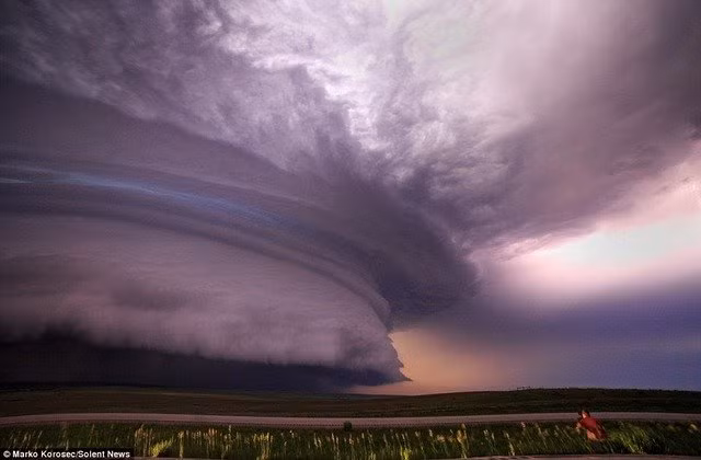 “Hiện tượng nguy hiểm nhất từ những cơn bão này là gió theo chiều thẳng đứng, mưa đá và sấm sét. Chúng có thể kéo dài nhiều giờ đồng hồ và là hiện tượng cực đoan nguy hiểm nhất thế giới”, Marko chia sẻ.