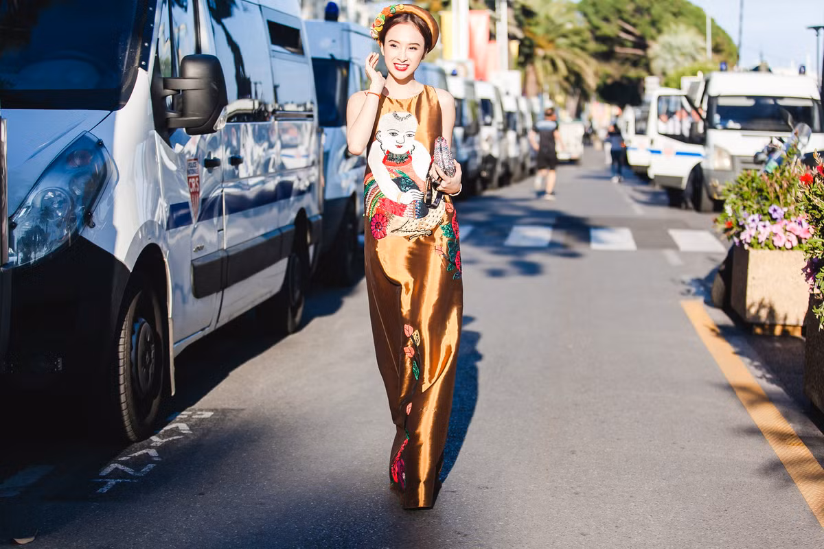 Ở khu vực quầy quảng bá phim Đông Nam Á, đoàn phim cũng đã tranh thủ giới thiệu “Taxi, em tên gì?’ với bạn bè quốc tế. Đây là tác phẩm từng tạo nên cơn sốt của làng điện ảnh Việt Nam vào dịp Valentine năm nay.