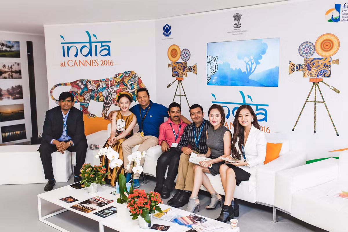 Thanh Thúy, Angela Phương Trinh, Khánh Hiền và đạo diễn Đinh Tuấn Vũ đã gặp gỡ nhiều nhà sản xuất, tên tuổi tiếng trong làng phim thế giới giới thiệu về nền điện ảnh nước nhà.