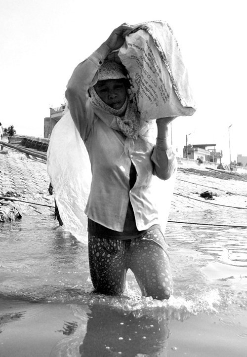 Vì thế, các chủ tàu phải thuê người làm. Và những người phụ nữ này là lực lượng luôn túc trực để sẵn sàng nhận việc.