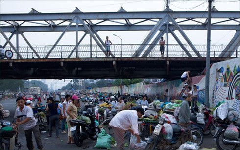 Các chợ đầu mối luôn là miếng mồi béo bở cho các đối tượng giang hồ?