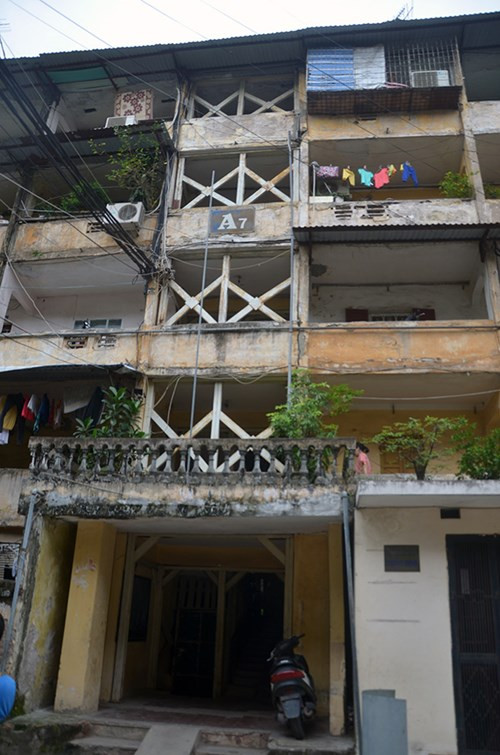 Hàng ngày, mặc cho nguy hiểm rình rập, các hộ dân tại đây vẫn phải chấp nhận sống chung với chung cư “tử thần”.