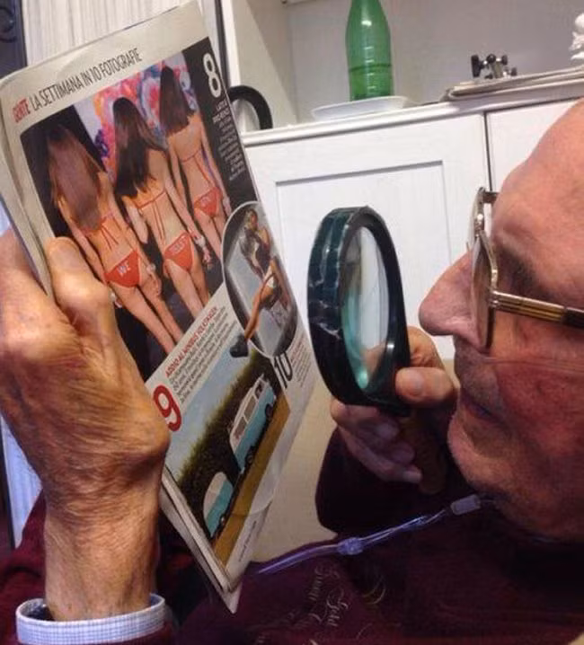 Già cả mắt kém rồi, phải dùng kính xem cho rõ nét.