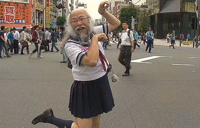 Cụ ông cứ nghĩ mình là một nữ sinh.