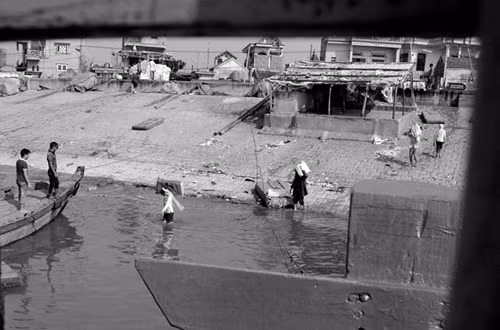 Bến tàu xóm Lộc ở xã Ngư Lộc, huyện Hậu Lộc (cách trung tâm thành phố Thanh Hóa 50 km) có nhiều người chuyên làm nghề bốc vác đá lạnh thuê.