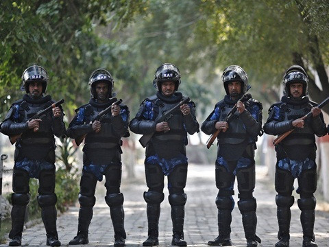 5. Ấn Độ Ngân sách: 50 tỉ USD Lực lượng: 1 325 000 người Xe tăng: 6464 chiếc Máy bay: 1905 chiếc Tàu ngầm: 15 chiếc Ấn Độ là một trong những quốc gia có tiềm lực quân sự lớn nhất thế giới với lực lượng quân đội hơn 1 triệu người chỉ đứng sau Trung Quốc và Mỹ. Vũ khí hạt nhân đóng vai trò quan trọng hi vọng sẽ đưa nước này lên vị trí thứ 4 vào năm 2020.