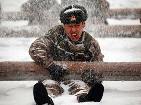 3. Trung Quốc Ngân sách: 216 tỉ USD Lực lượng: 2 333 000 người Xe tăng: 9150 chiếc Máy bay: 2860 chiếc Tàu ngầm: 67 chiếc Trung Quốc đã có những bước nhảy vọt về quân sự trong vài thập kỉ qua. Lực lượng chiến binh trong quân đội nước này đông nhất thế giới, vượt cả Nga và Mỹ. Trung Quốc đang nỗ lực hiện đại hóa quân sự, phát triển hàng loạt công nghệ bao gồm tên lửa đạn đạo, máy bay thế hệ thứ năm.