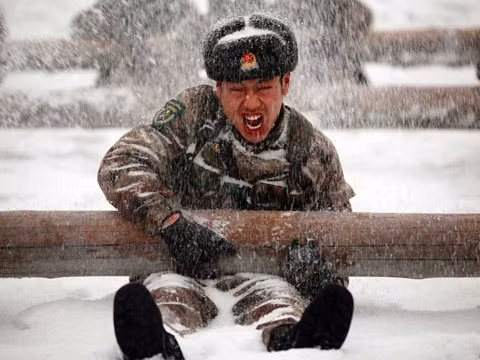 3. Trung Quốc Ngân sách: 216 tỉ USD Lực lượng: 2 333 000 người Xe tăng: 9150 chiếc Máy bay: 2860 chiếc Tàu ngầm: 67 chiếc Trung Quốc đã có những bước nhảy vọt về quân sự trong vài thập kỉ qua. Lực lượng chiến binh trong quân đội nước này đông nhất thế giới, vượt cả Nga và Mỹ. Trung Quốc đang nỗ lực hiện đại hóa quân sự, phát triển hàng loạt công nghệ bao gồm tên lửa đạn đạo, máy bay thế hệ thứ năm.