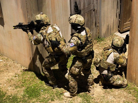 7. Hàn Quốc Ngân sách: 62,3 tỉ USD Lực lượng: 624 465 người Xe tăng: 2381 chiếc Máy bay: 1412 chiếc Tàu ngầm: 13 chiếc Quân đội Hàn Quốc trang bị số lượng lớn tàu ngầm, trực thăng chiến đấu và lực lượng quân sự. Quốc gia này cũng sở hữu nhiều xe tăng và lực lượng không quân lớn thứ 6 thế giới.