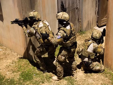 7. Hàn Quốc Ngân sách: 62,3 tỉ USD Lực lượng: 624 465 người Xe tăng: 2381 chiếc Máy bay: 1412 chiếc Tàu ngầm: 13 chiếc Quân đội Hàn Quốc trang bị số lượng lớn tàu ngầm, trực thăng chiến đấu và lực lượng quân sự. Quốc gia này cũng sở hữu nhiều xe tăng và lực lượng không quân lớn thứ 6 thế giới.