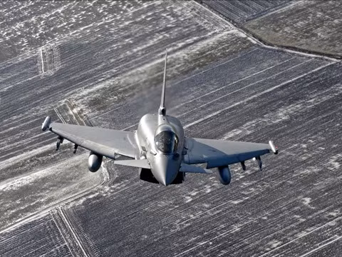 8. Italy Ngân sách: 34 tỉ USD Lực lượng: 320 000 người Xe tăng: 586 chiếc Máy bay: 760 chiếc Tàu ngầm: 6 chiếc Italy đứng vị trí thứ 8 trên danh sách của Credit Suisse nhờ sở hữu 2 tàu sân bay và số lượng khá lớn tàu ngầm, trực thăng chiến đấu.