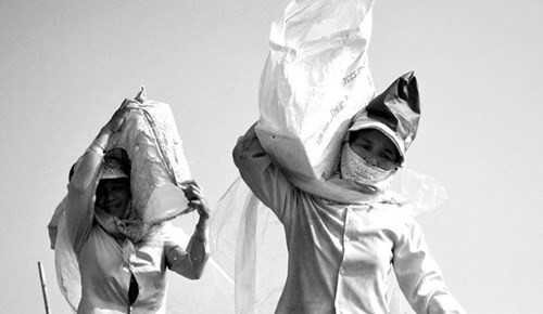 Những người phụ nữ này trong độ tuổi 40 đến 60. Chồng của họ là những ngư dân bị sóng bão nhấn chìm trên biển. Gạt đi nỗi đau, họ hàng ngày gồng gánh mưu sinh với nghề vác đá thuê để nuôi con.