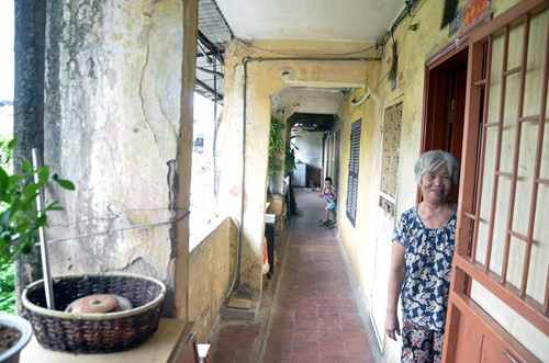 Người dân sống tại khu chung cư A7 phần lớn là người trung tuổi về hưu, và nhiều hộ gia đình đã cho người khác thuê hoặc chuyển đi chứ không dám ở vì lo sợ nguy hiểm.