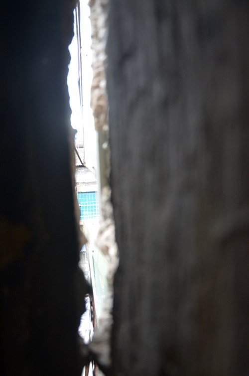 Những vết nứt lớn tại khu vực cầu thang trên tầng 4 và tầng 5 của ngôi nhà rộng trên 5cm và có thể nhìn xuyên qua bên ngoài.