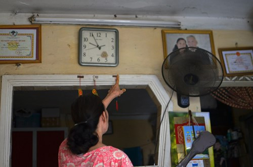 Gia đình bà Nguyễn Thị Việt (68 tuổi, nhà 406 chung cư A7 đường Nguyễn Chính, Tân Mai, Hoàng Mai, Hà Nội) đang phải sống trong tình trạng lo sợ vì các vết nứt ngày càng to, trời mưa nước tràn theo các khe nứt chảy vào nhà ảnh hưởng đến cuộc sống. "Khi trời mưa phải canh chừng trời mưa dùng chậu để hứng nước không có hỏng hết đồ đạc. Nhiều đêm nằm ở trên giường mà người ta đi ngoài cầu thang còn nghe thấy rầm rầm không dám ngủ", bà Việt cho biết.