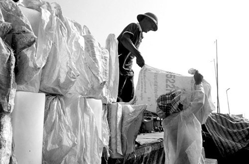 Trong đó hàng chục phụ nữ góa chồng vật lộn mưu sinh. Công việc của họ là lên tàu thuyền trước lúc ra khơi để khuân vác đá.