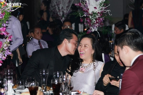 Thay vì e dè, nhìn trước ngó sau như những lần tham gia sự kiện khác thì Phượng chanel lại thể hiện sự vui vẻ, tự nhiên của mình với chàng trai trẻ Quách Ngọc Ngoan. Cả hai đã có những giây phút thoải mái bên bàn tiệc mừng sinh nhật Đàm Vĩnh Hưng. Tuy nhiên sau đó, hai người tay trong tay bước ra thảm đỏ chụp hình chung để khi ra về thì Phượng chanel lại không cho ống kính phóng viên “chỉa” vào mình và “người tình trẻ”.