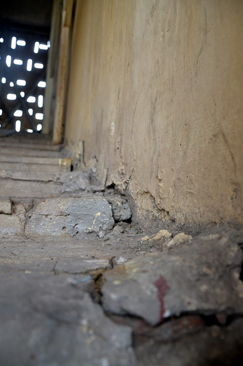 Các vết nứt chạy dọc theo hai bên cầu thang.