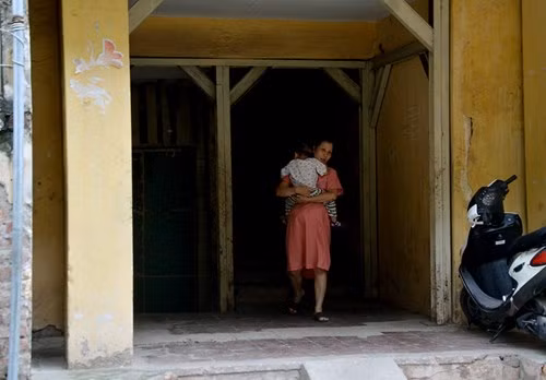 Tại khu vực cầu thang phải chống đỡ bằng hệ thống khung sắt chằng chịt từ tầng 1 lên đến tầng 5.