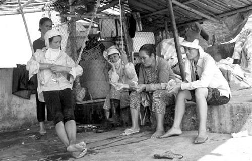 Vác trên vai mỗi viên đá nặng 35 kg, nhưng họ chỉ kiếm được 3.000 đồng/khối nước đá. Mỗi ngày trung bình họ thu nhập được 40.000 đến 50.000 đồng.