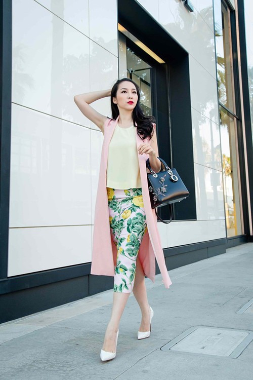 Linh Nga chọn tông hồng pastel ngọt ngào khi diện cùng váy bút chì.