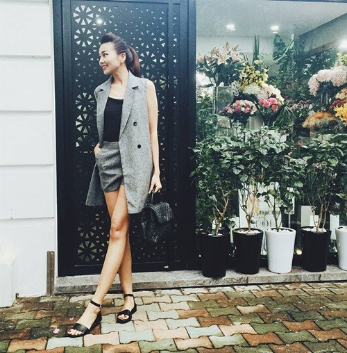 Thanh Hằng gây ấn tượng với quần short và mẫu áo vest cộc tay tông xám sành điệu.