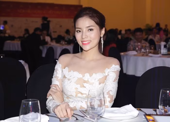 Chiếc đầm giúp cô thu hút mọi ánh nhìn nhưng không phản cảm.