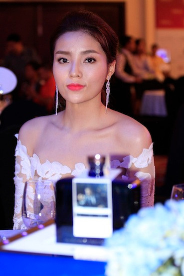 Hoa hậu Việt Nam 2014 diện trang phục xuyên thấu quyến rũ, nổi bật trong đêm tiệc.