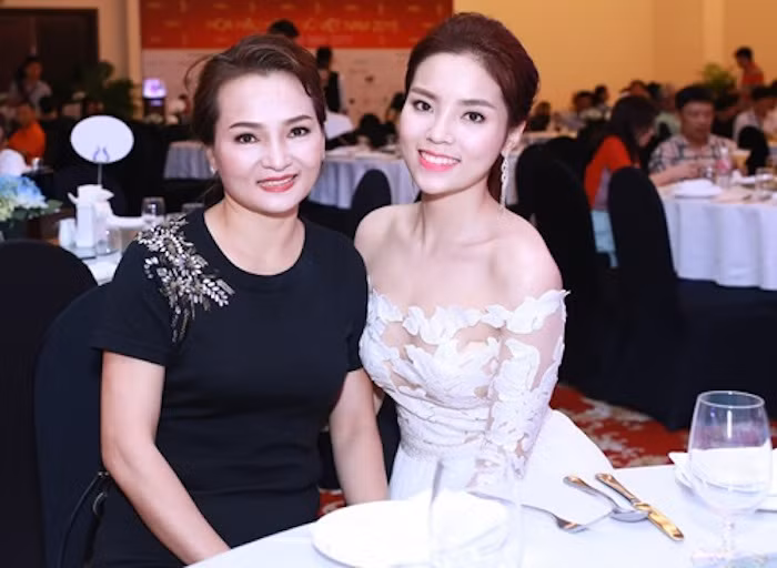 Đi cùng người đẹp là mẹ cô.