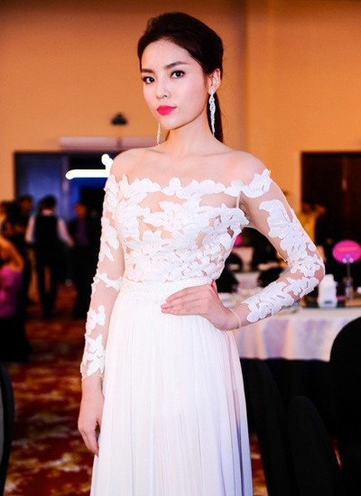 Nhận lời mời của ban tổ chức cuộc thi Hoa hậu Hoàn Vũ Việt Nam 2015,H oa hậu Kỳ Duyên đã đáp chuyến bay từ Hà Nội tới Nha Trang để dự buổi tiệc từ thiện trong buổi tối cùng ngày.