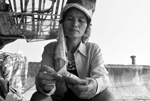 Sau một buổi sáng, bà Nguyễn Thị Cậy (51 tuổi) kiếm được 55.000 đồng. Số tiền này, bà tích góp trang trải cho cuộc sống và nuôi hai người con ăn học.