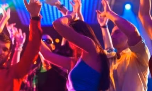 Con gai dai gia ngu ben anh tho son, tong tien cha me