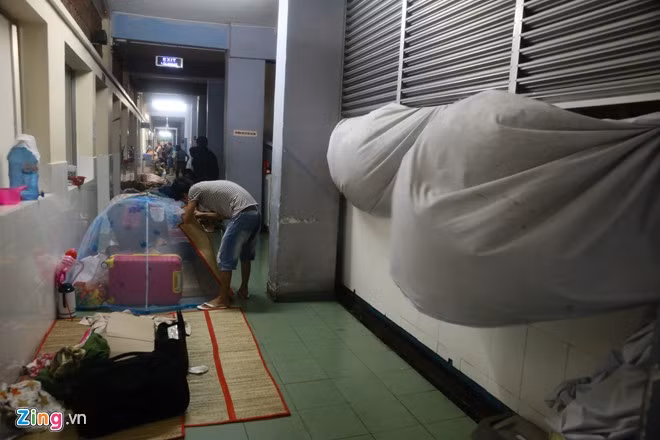 Rạng sáng 10/7, trời càng mưa nhiều và gió lớn. Những tấm vải bị thổi phần phật, không khí tại bệnh viện lúc này khá heo hút, lòng người tủi nhục.