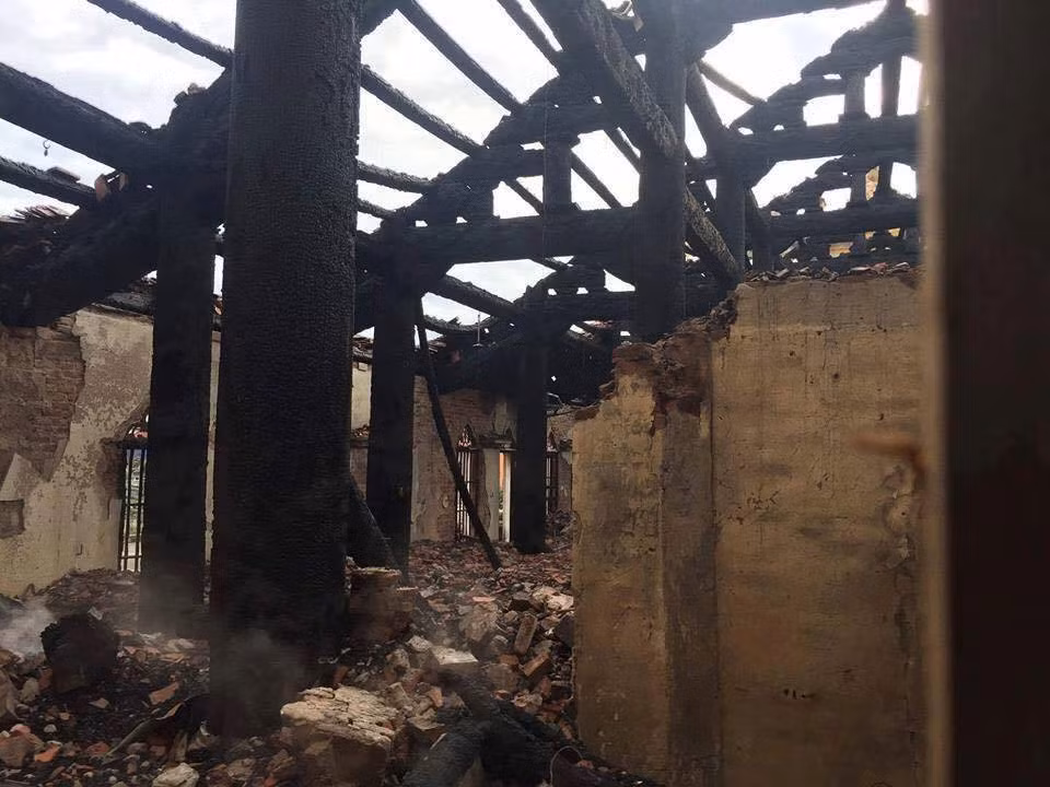 Đống đổ nát sau "bà hỏa" ghé thăm. Ảnh: Ngọc Đính.