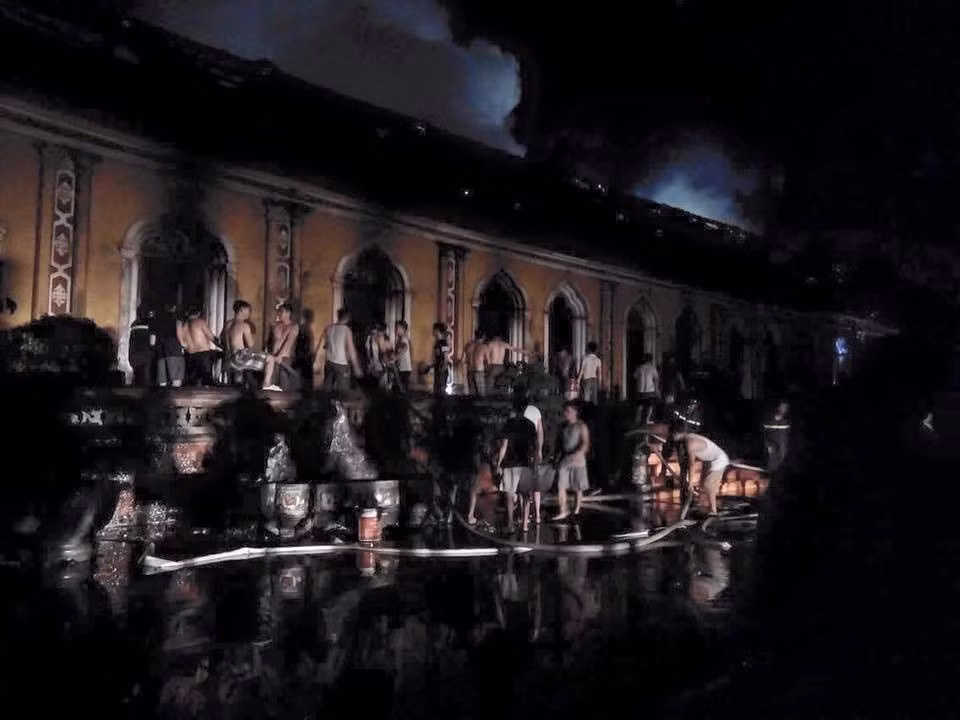 Lực lượng PCCC huyện Trực Ninh đã huy động 4 xe đến hiện trường để dập lửa. Tuy nhiên do nhà thờ nằm ở vị trí thoáng gió cùng với kết cấu chủ yếu bằng gỗ lim nên lửa bốc lên rất nhanh. Ảnh: Ngọc Đính.