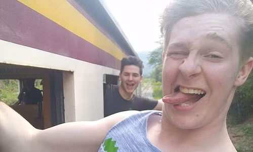 9X duoc dua di cap cuu sau cu nga tu tau hoa khi selfie