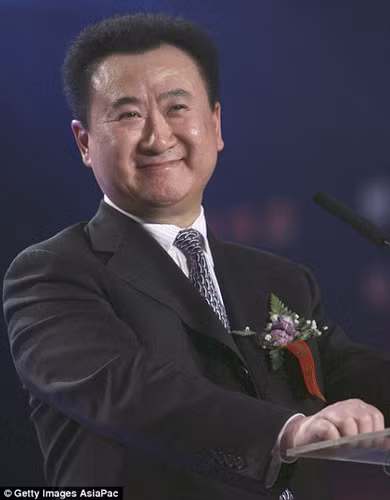 Ông Wang Jianlin là người sáng lập và là chủ tịch của Tập đoàn Đại Liên (Dalian Wanda Group). Ông là người giàu nhất Trung Quốc với tổng tài sản trị giá ước tính trên 30 tỷ USD, theo thống kê của Forbes.