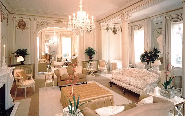 Nội thất trong tòa dinh thự rất xa hoa, tráng lệ.