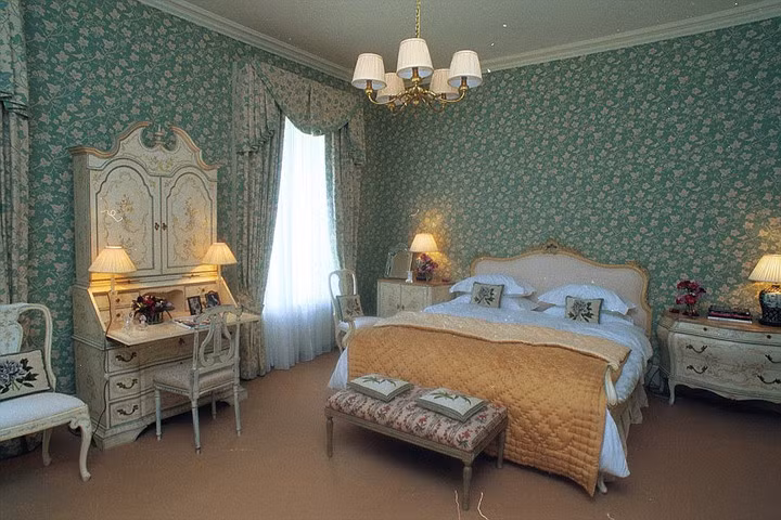 Phòng ngủ đầy đủ tiện nghi và ấm cúng với gam màu nhẹ nhàng.