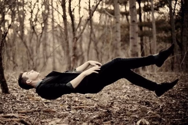 Trong giai đoạn giấc ngủ REM (Rapid Eye Movement), tức là giai đoạn ngủ sâu nhất, cơ bắp của bạn sẽ bị tê liệt hoàn toàn. Trong một số trường hợp, tình trạng này còn kéo dài một vài phút sau khi tỉnh dậy.