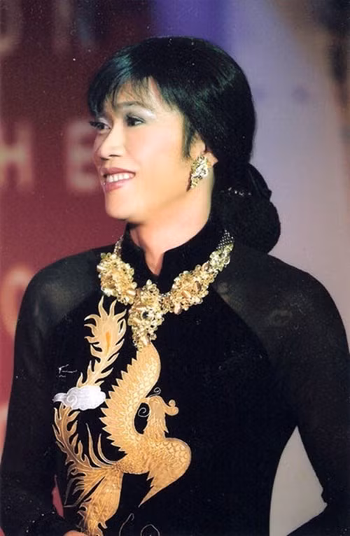 Giữ kỷ lục về giả gái có lẽ là danh hài Hoài Linh. Sự hóa thân của Hoài Linh rất đa dạng và phong phú, từ “bà già nhà quê” cho đến những nhân vật lộng lẫy nhất. Ưu điểm lớn nhất của Hoài Linh chính là sự kết hợp giữa “hình” và “tiếng”. Khi anh hóa thân thành nhân vật nữ thì giọng nói của anh cũng được “điều chỉnh” để phù hợp khiến cho nhân vật không bị “chỏi” mà trái lại rất hợp vai.