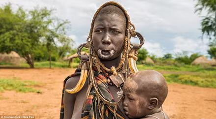 Một phụ nữ bộ tộc Mursi khi đã bỏ đĩa ra khỏi môi.