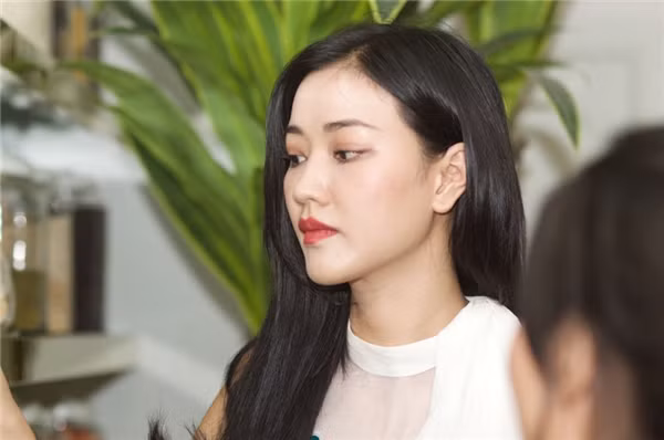 Năm 2014, khi sự nghiệp đang ở đỉnh cao với vai trò ca sĩ diễn viên thì Maya bất ngờ mang bầu và sang Mỹ sinh con.