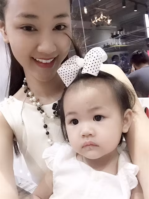 Được biết, Maya và ba của bé Bồ Câu đã chia tay song cả hai vẫn là những người bạn tốt của nhau, đôi khi ba của bé đến đón bé đi chơi. Hoặc ngược lại, cô đưa bé đến với ba để hai ba con được chơi đùa cùng nhau. Maya cũng cho biết ba của Bồ Câu vẫn gửi tiền trợ cấp cho con gái.