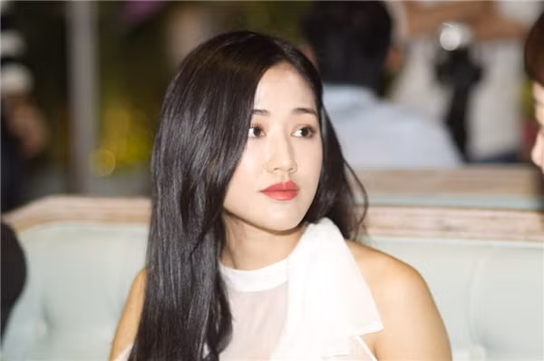 Nữ ca sĩ Maya cũng không ngần ngại tiết lộ về cuộc hôn nhân của mình. Bà mẹ một con xác nhận cô đã chia tay ông xã được nửa năm. Hiện tại, cô đang làm mẹ đơn thân và sống cùng con gái tại Sài Gòn.