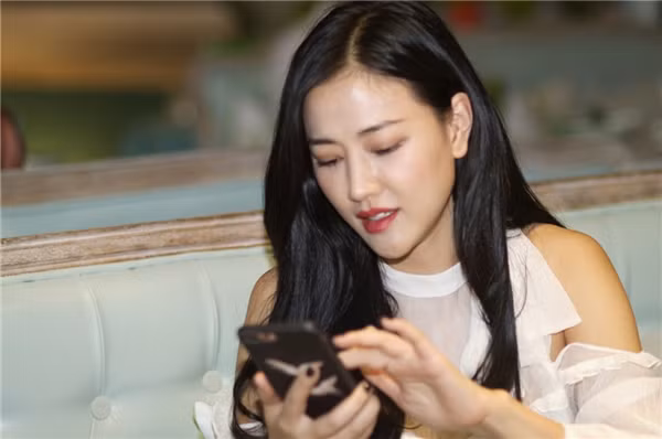 Sau khi sinh con, nữ ca sĩ sinh năm 1988 đã nhanh chóng quay lại với showbiz để theo con đường nghệ thuật. Từ lúc làm mẹ đến nay cô chưa một lần khoe ông xã trước truyền thông.